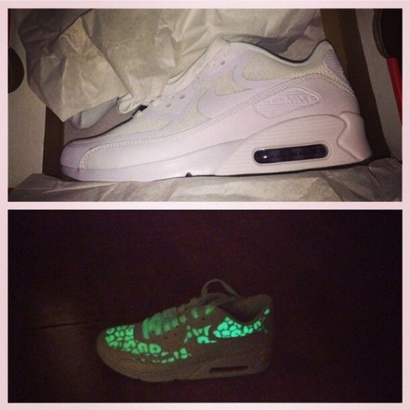 Nike Shoes - LE Nike Air Max 90 GLOW